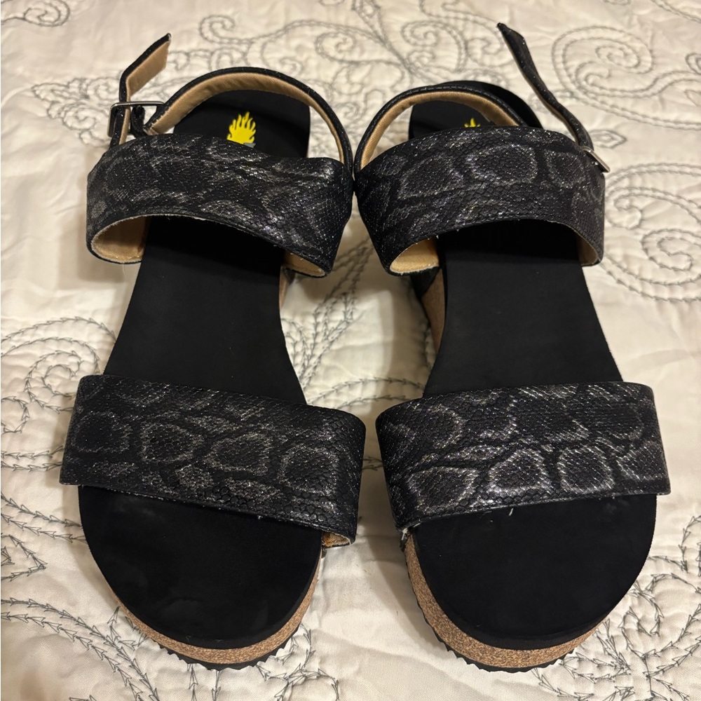 Volatile size 8 black/silver snake skin pattern platform wedge sandals EUC
